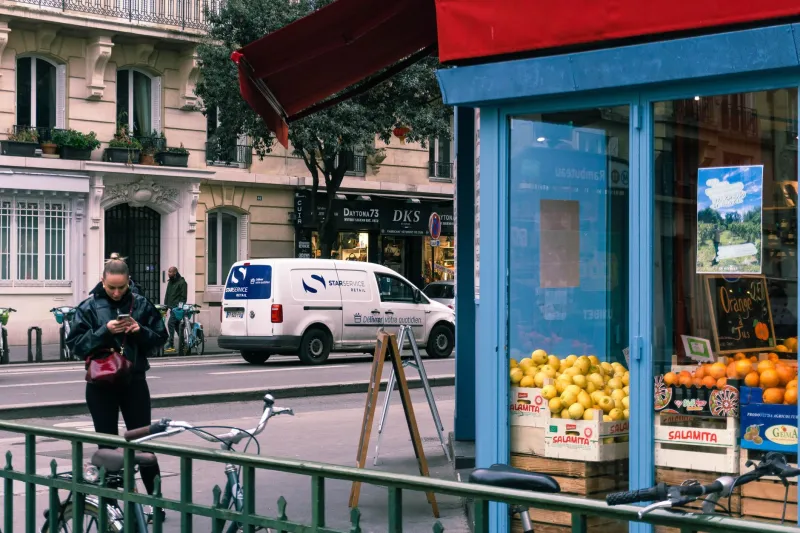 Vélos, trottinettes et commerces de proximité : la nouvelle géographie du lien local